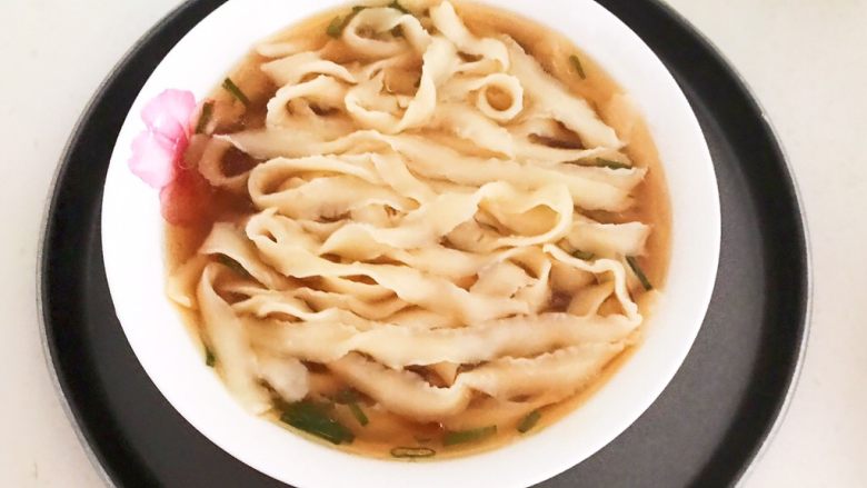 炝汤瓜丝海参刀削面,放入汤汁里面