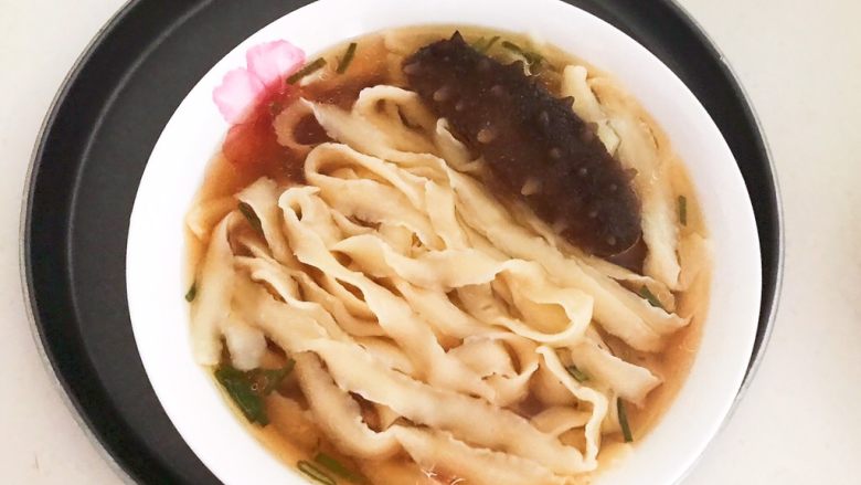 炝汤瓜丝海参刀削面,加入煮好的海参