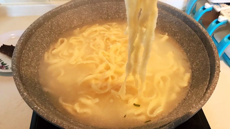 炝汤瓜丝海参刀削面,把煮好的刀削面捞出来