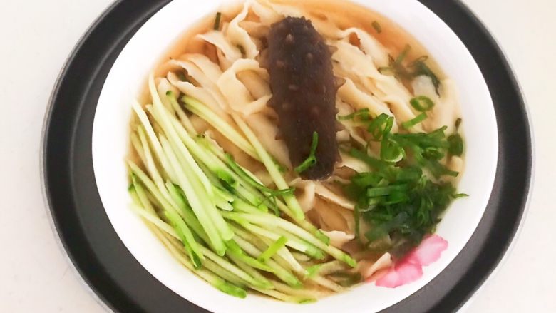 炝汤瓜丝海参刀削面,撒上葱丝即可
