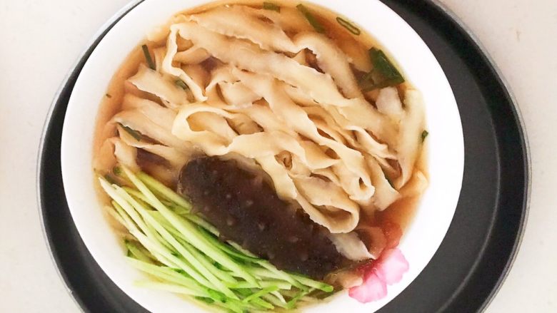 炝汤瓜丝海参刀削面,加入瓜丝