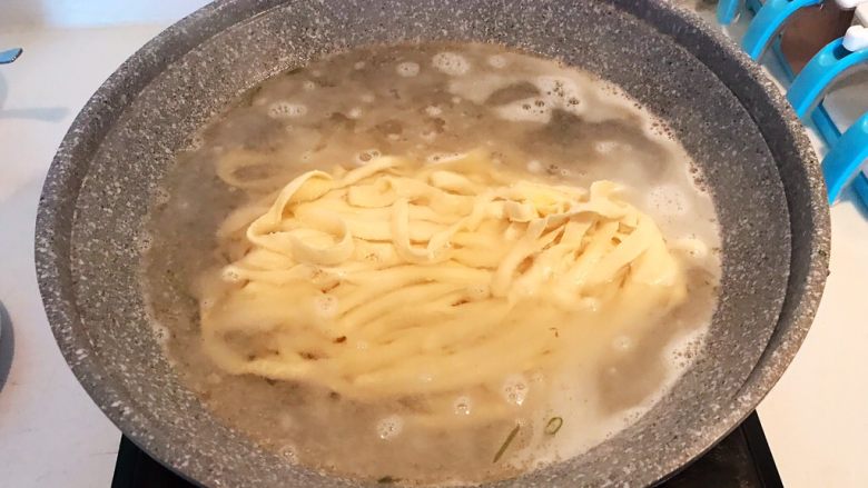 炝汤瓜丝海参刀削面,水烧开后加入刀削面