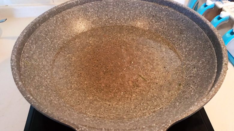 炝汤瓜丝海参刀削面,另起锅加入冷水