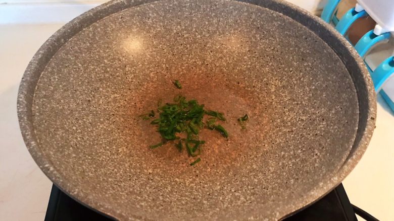 炝汤瓜丝海参刀削面,油烧热后加入葱丝，炒出香味