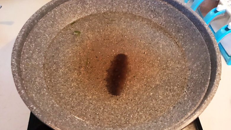 炝汤瓜丝海参刀削面,水开后加入海参煮1分钟