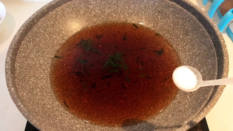 炝汤瓜丝海参刀削面,加入精盐调味