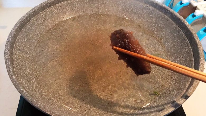 炝汤瓜丝海参刀削面,把煮好的海参捞出来