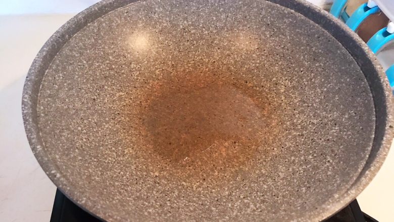 炝汤瓜丝海参刀削面,炒锅烧热后加入1小勺<a style='color:red;display:inline-block;' href='/shicai/ 140122'>玉米油</a>