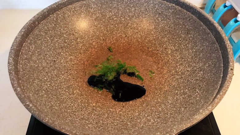 炝汤瓜丝海参刀削面,加入<a style='color:red;display:inline-block;' href='/shicai/ 864'>蒸鱼豉油</a>烧开