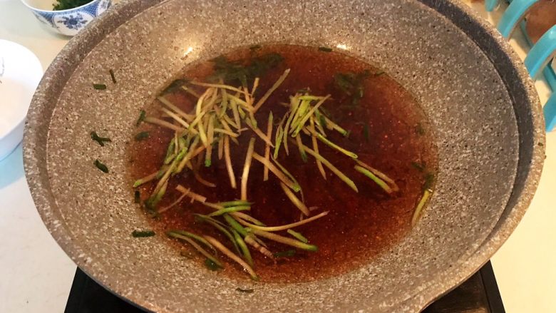 炝汤瓜丝海参刀削面,加入瓜丝，烧开即可