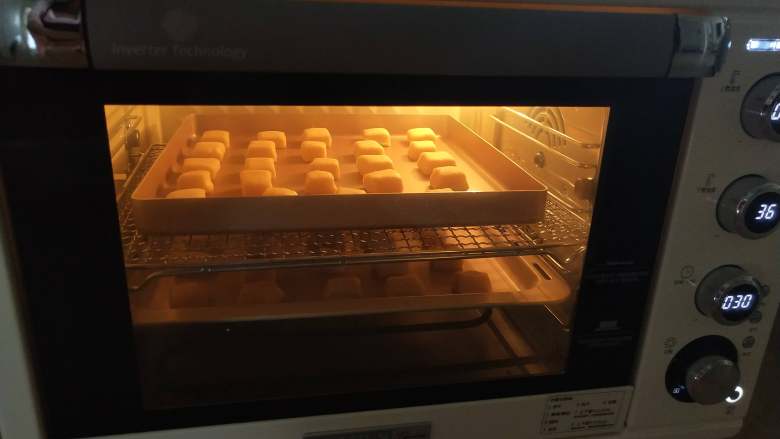一口乳酪包,11,柏翠5400烤箱中层启动发酵功能,大概30分钟。