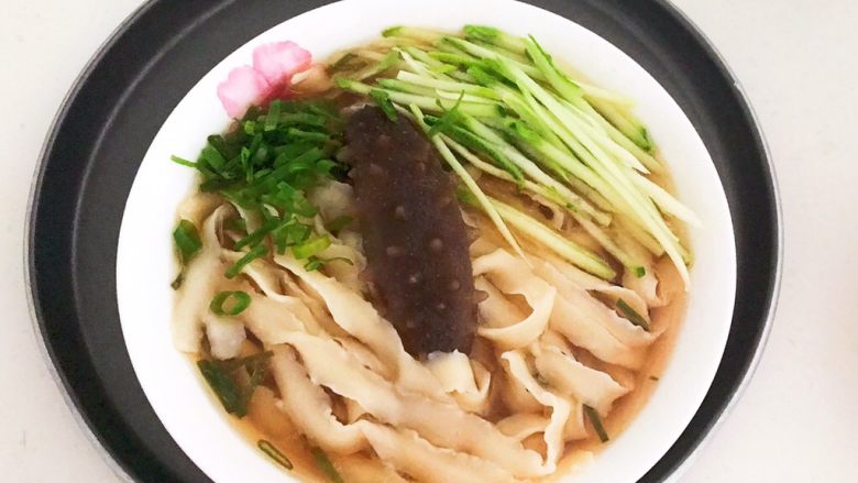 炝汤瓜丝海参刀削面,炝汤瓜丝海参刀削面清淡适宜，口感劲道，汤汁淡爽，营养丰富，好吃又好做，特别适合夏季食用~