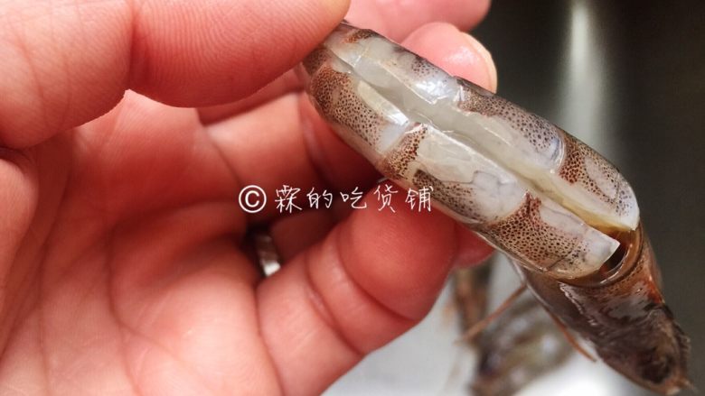 酸酸甜甜滴茄汁大虾,<a style='color:red;display:inline-block;' href='/shicai/ 300'>虾</a>开背,去泥筋后冲洗干净,滴干水分。