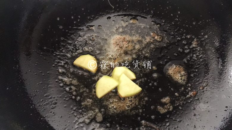 酸酸甜甜滴茄汁大虾,留底油,把<a style='color:red;display:inline-block;' href='/shicai/ 37'>姜</a>切片后放入煸香。