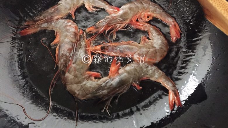 酸酸甜甜滴茄汁大虾,起油锅,油多放些,把虾放入煎炸。