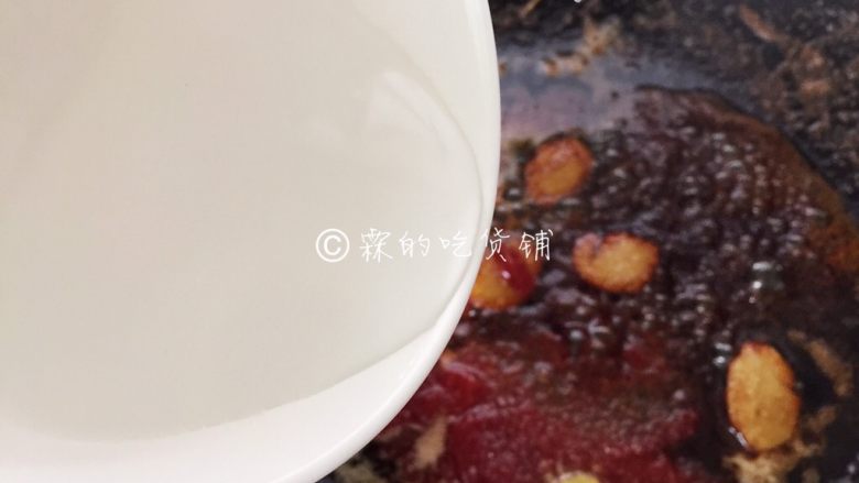 酸酸甜甜滴茄汁大虾,再加少许清水,炒至糖融化。