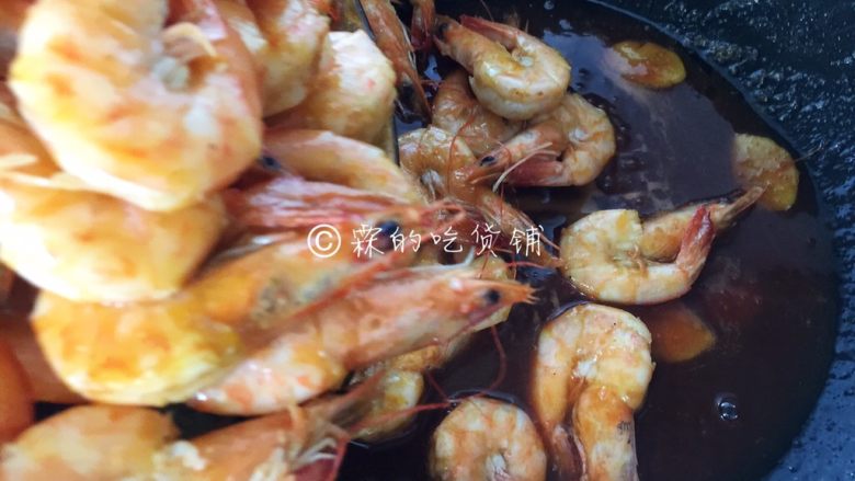 酸酸甜甜滴茄汁大虾,把炸好的虾倒入,轻轻翻炒至均匀裹上酱汁。