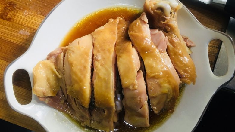 葱油鸡腿,鸡腿剁成块放入盘中,将做好的汤汁淋在鸡块上