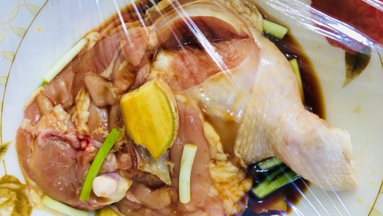 葱油鸡腿,抓匀后盖上保鲜膜放入冰箱冷藏腌制两小时以上,期间最好翻一下面