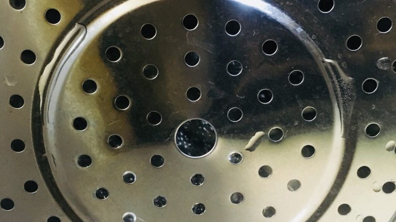 葱油鸡腿,蒸锅放水烧开,放上蒸笼