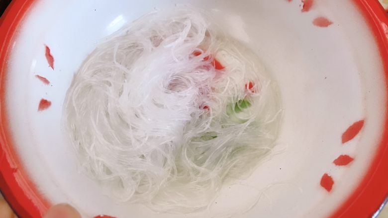 粉丝花蛤煲,水倒干,备着。