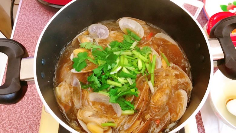 粉丝花蛤煲,最后加入蒜、香菜、芹菜茎,煮开,关火。