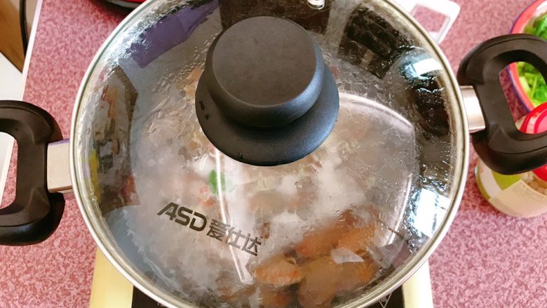 粉丝花蛤煲,盖上锅盖,大火煮。