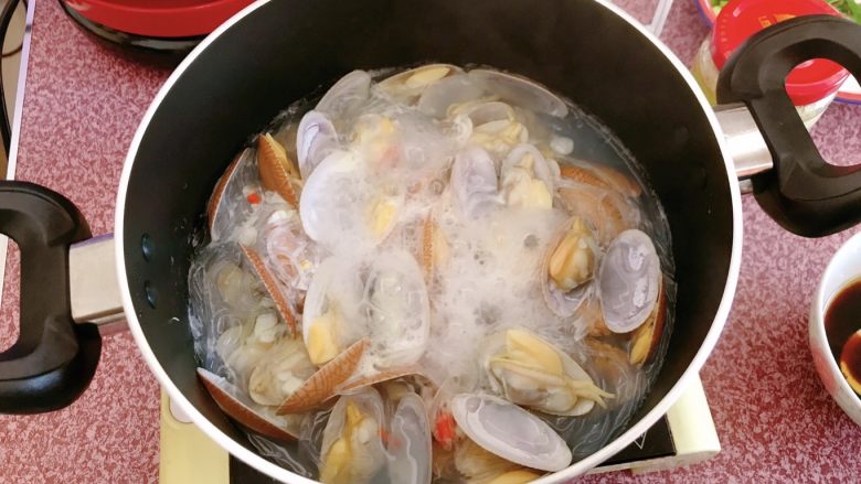 粉丝花蛤煲,煮至花蛤开口。