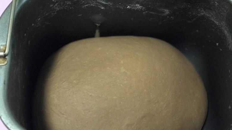 可可奶酥软欧,和成光滑且有延展手套膜的面团,和面结束即可在面包机内进行60分钟的基本发酵。