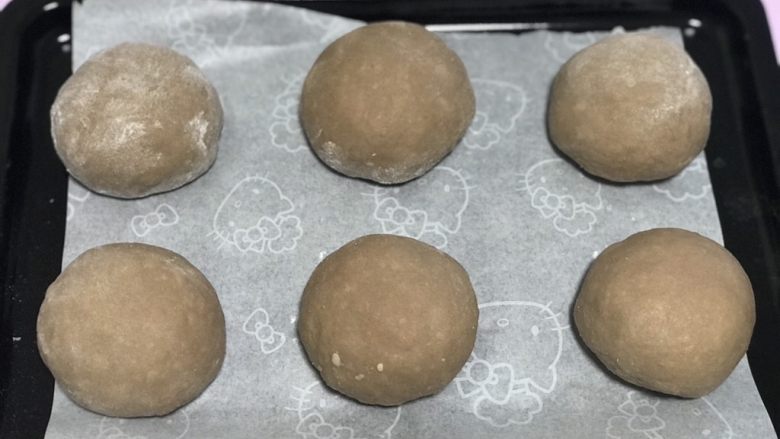 可可奶酥软欧,发酵好的面团排气后分成6份,整圆,室温下盖上保鲜膜松弛20分钟。