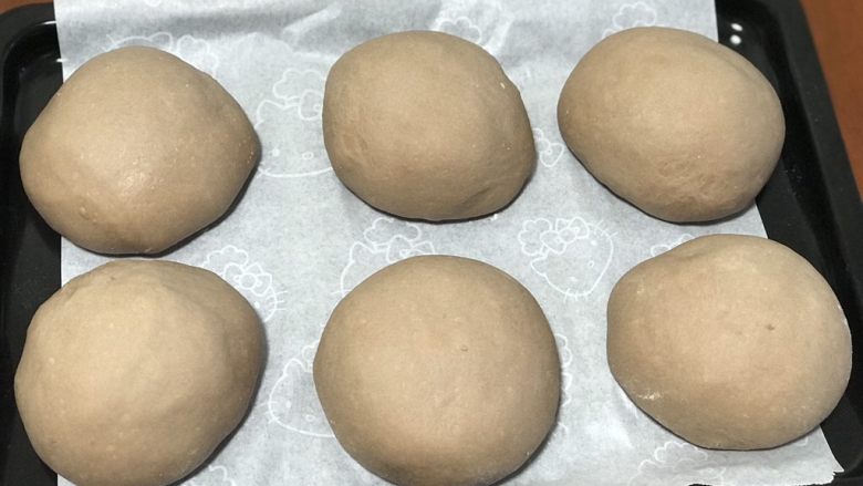 可可奶酥软欧,然后烤盘上放上油纸,面团放在烤盘上进行二次发酵50分钟。