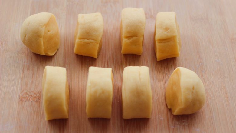 胶东喜饼,用手搓成长条,分成大小一样的小面团。