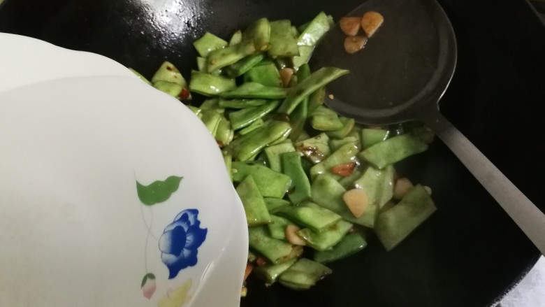 蒜香芸豆,放入适量热水