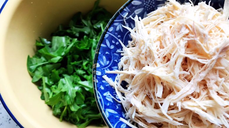 虫草花芝麻菜拌鸡丝,将鸡丝放入芝麻菜内