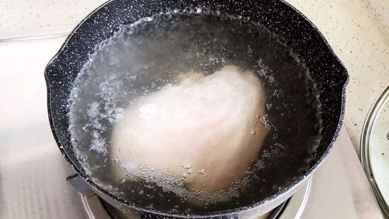 虫草花芝麻菜拌鸡丝,放入鸡胸肉,煮15-20分钟(在于鸡胸肉的大小)