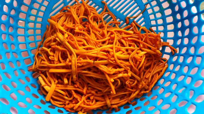 虫草花芝麻菜拌鸡丝,捞出,控干水分