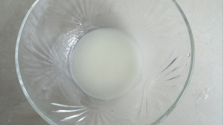 戚风纸杯蛋糕,用手动打蛋器搅拌,乳化好。
