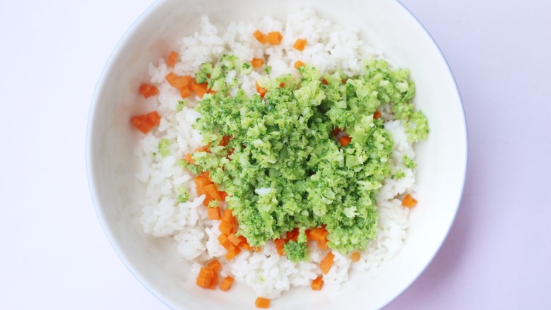 西兰花肉松芝士饭团,加入西兰花碎。