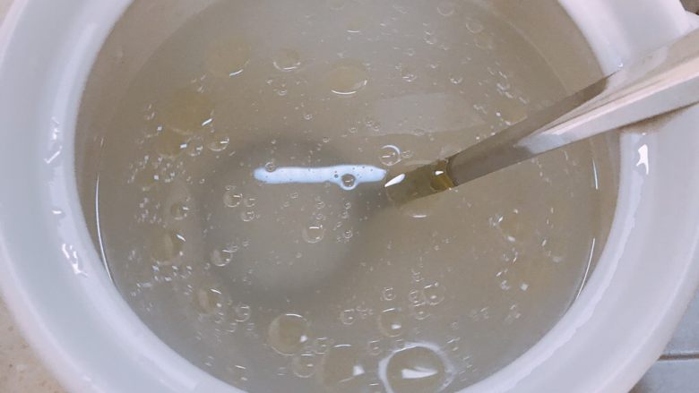 砂锅粥,珍珠米加食用油拌匀防粘锅,再加入水,一次性加够水