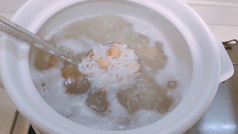 砂锅粥,大火煮开后加入干贝和菜脯,换中火