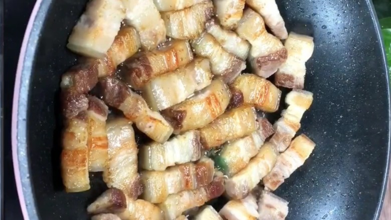啤酒五花肉,锅不放油下入五花肉,编出油脂