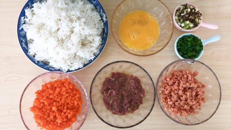火腿牛肉炒饭,全部切丁或丝,<a style='color:red;display:inline-block;' href='/shicai/ 216'>牛肉</a>用蚝油和少许玉米淀粉腌制10分钟。
