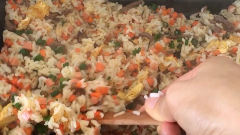 火腿牛肉炒饭,翻炒均匀即可。