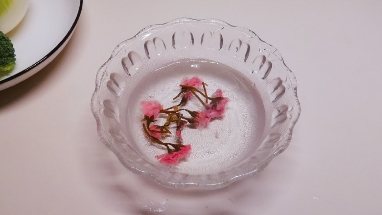 洋葱圈蔬菜蛋饼,<a style='color:red;display:inline-block;' href='/shicai/ 45458'>盐渍樱花</a>用清水泡一泡 去除盐分