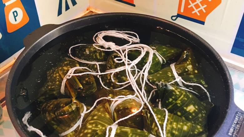 什么都来点的台式素粽,确认水没过粽子,水滚后煮1小时关火。静置15分钟后再取出放凉。