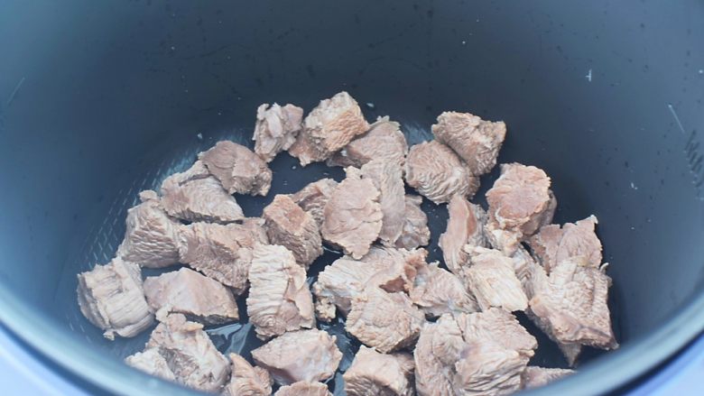 啤酒炖牛肉,把牛肉放入高压锅中
