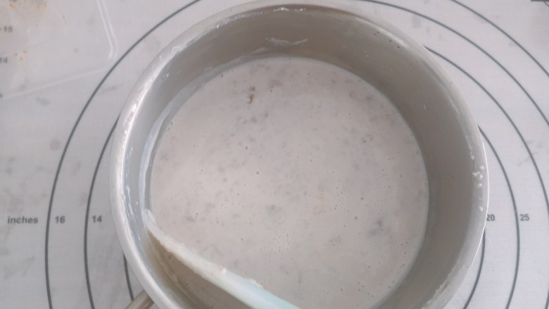 芋泥波波茶,一边加热,一边用橡胶刮让牛奶和芋泥融合