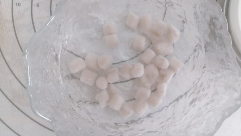 芋泥波波茶,煮芋圆,要先把水烧开,放入芋圆,煮5分钟,然后捞出,放冷水浸泡,我做的是两杯波波茶的量,大概煮20个左右的芋圆就可以