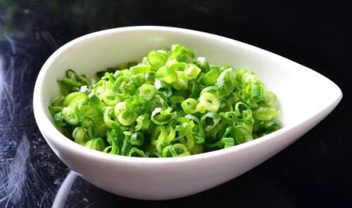 先生食记丨大叔给父亲的黄焖带皮羊肉,葱花切碎，备用。