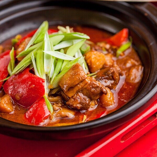 先生食记丨大叔给父亲的黄焖带皮羊肉,羊肉与<a style='color:red;display:inline-block;' href='/shicai/ 700'><a style='color:red;display:inline-block;' href='/shicai/ 700'>花椒</a></a>，<a style='color:red;display:inline-block;' href='/shicai/ 62'>辣椒</a>，<a style='color:red;display:inline-block;' href='/shicai/ 3746'>大料</a>，<a style='color:red;display:inline-block;' href='/shicai/ 710'>桂皮</a>，<a style='color:red;display:inline-block;' href='/shicai/ 741'>香叶</a>一起泡水，羊肉出水时放入大块姜片。
